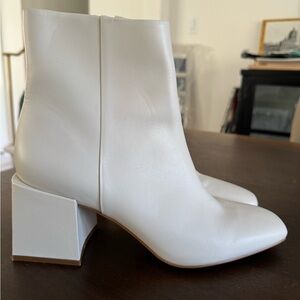 Dolce Vita_White Ankle Boots with Block Heel_Sz 9